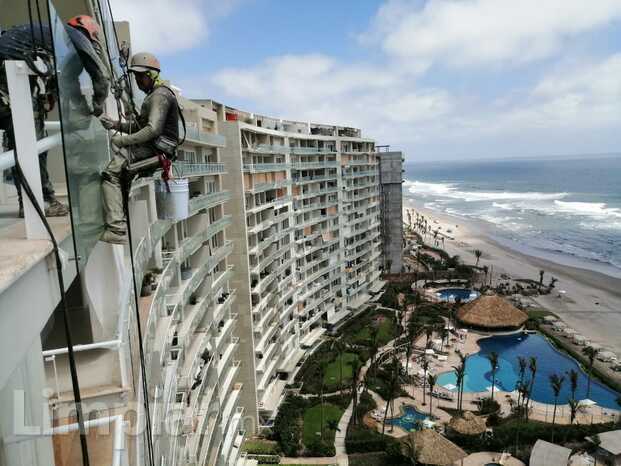 LIMPIEZA Y MANTENIMIENTO DE VIDRIOS EN ALTURAS ZONA ACAPULCO.